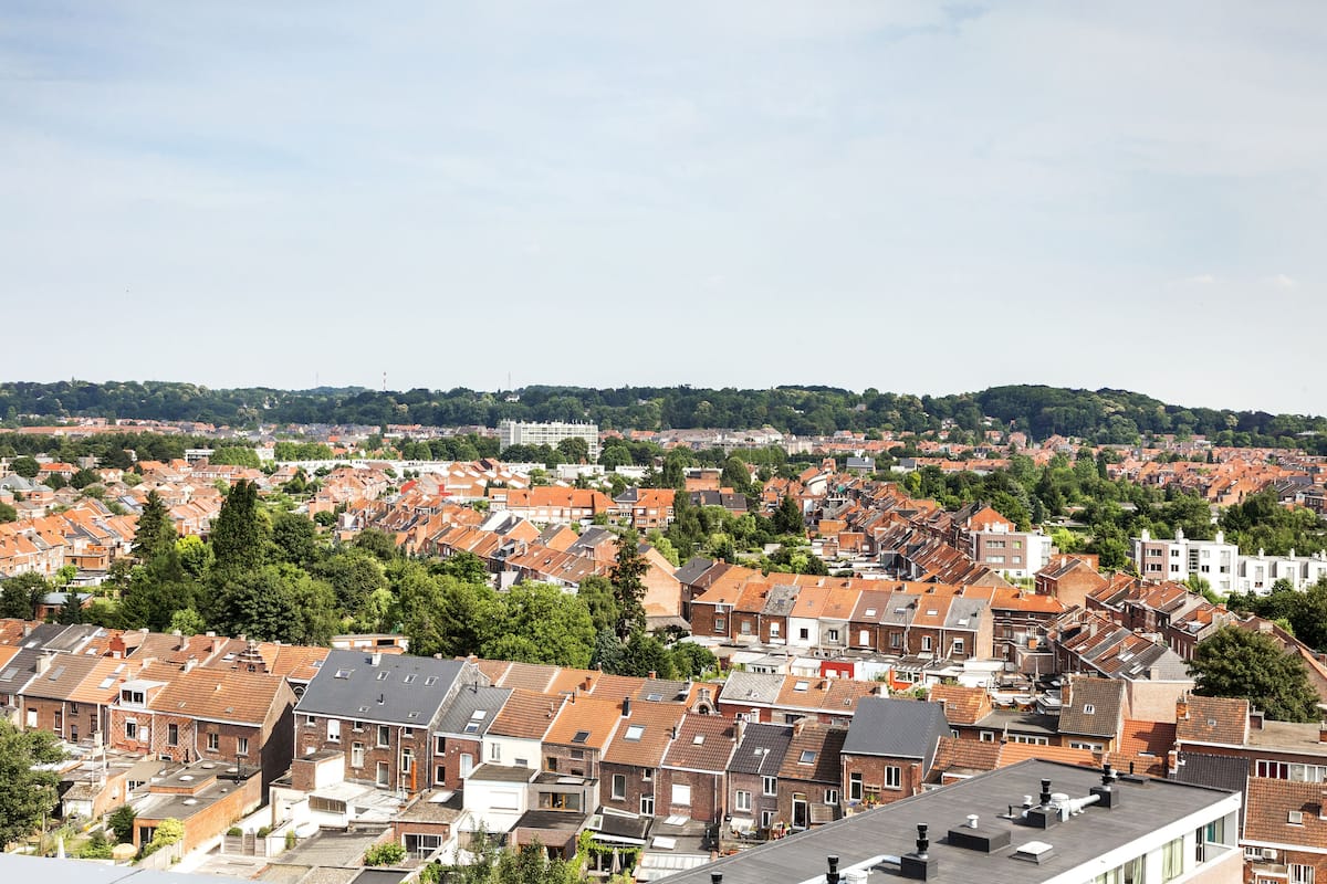 Een kluis op de kamer, een bureau, verduisterende gordijnen