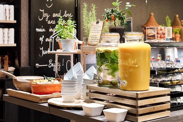 Café da manhã com buffet todos os dias (EUR 19.9 por pessoa)