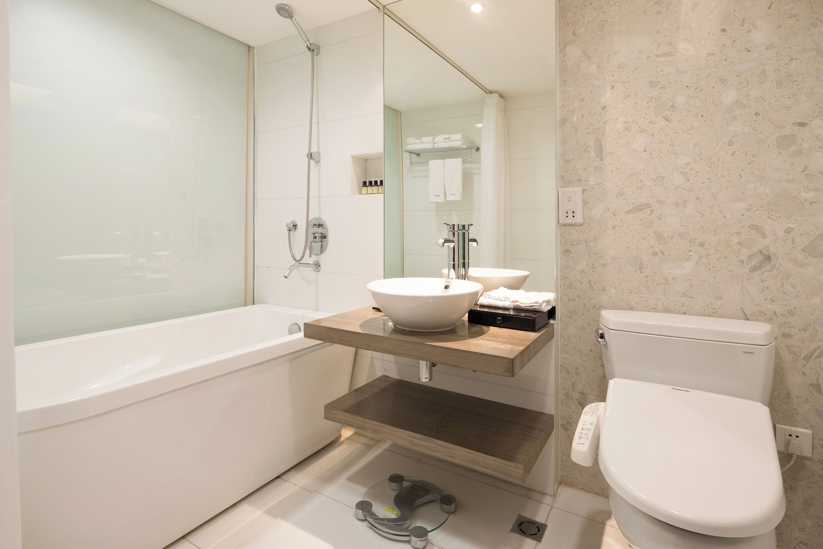 Un baño moderno con bañera, lavabo, inodoro y ducha.