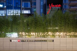 Voorkant accommodatie - avond/nacht