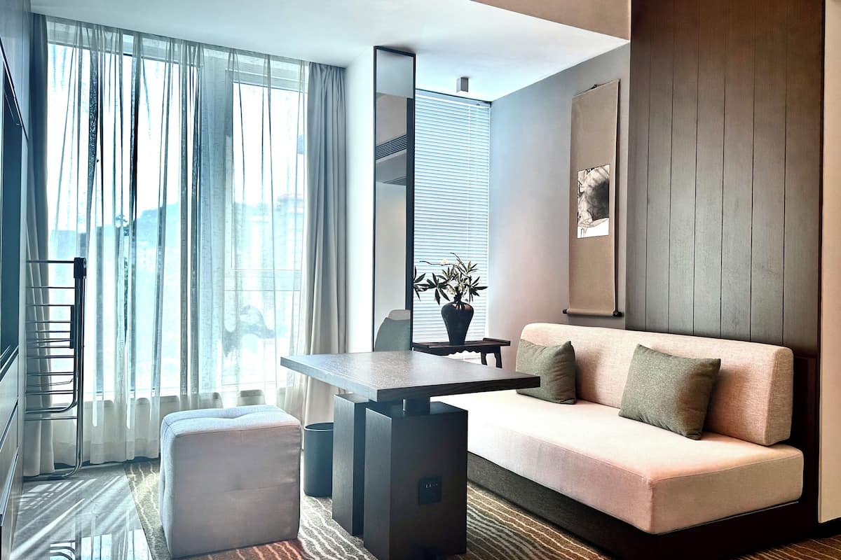 Business-Suite, 1 Queen-Bett | Hochwertige Bettwaren, Daunenbettdecken, Minibar, Zimmersafe