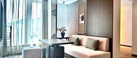 Ropa de cama de alta calidad, cubrecamas y minibar