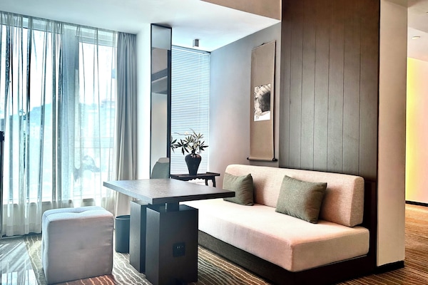 Ropa de cama de alta calidad, cubrecamas y minibar