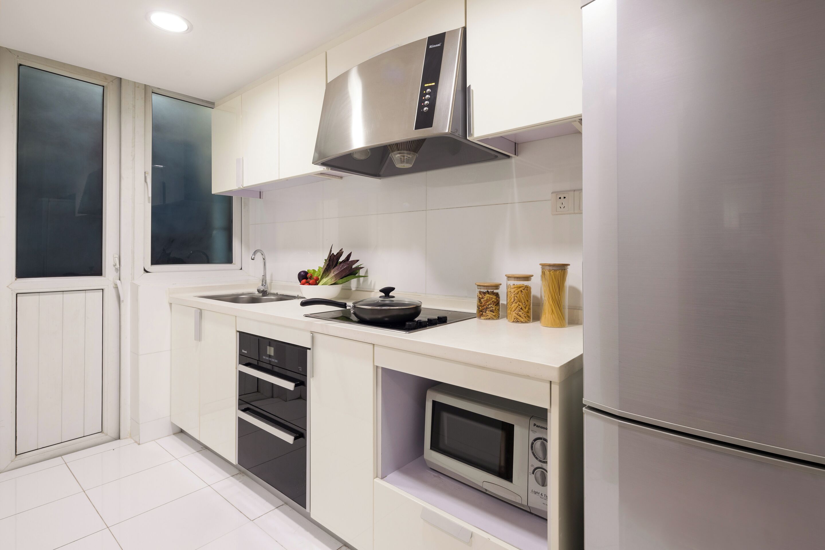 deluxe king | private kitchen | fridge, electric kettle, paper towels