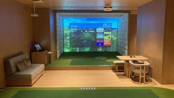 Indoor golf driving range