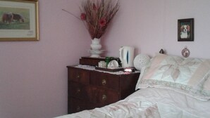 Chambre Double, salle de bains commune (Pink Room)