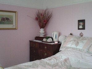 Double Room, Shared Bathroom (Pink Room)