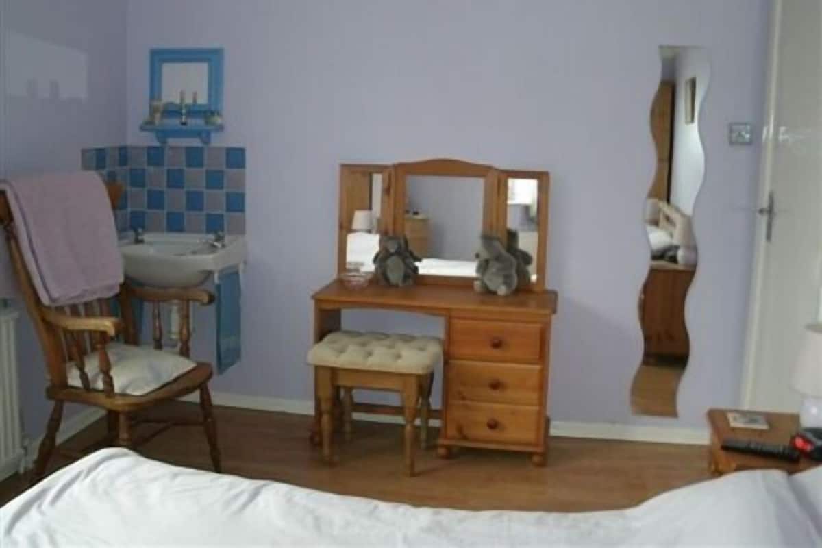 Double Room, Shared Bathroom (Lavender Room)