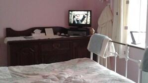 Chambre Double, salle de bains commune (Pink Room)