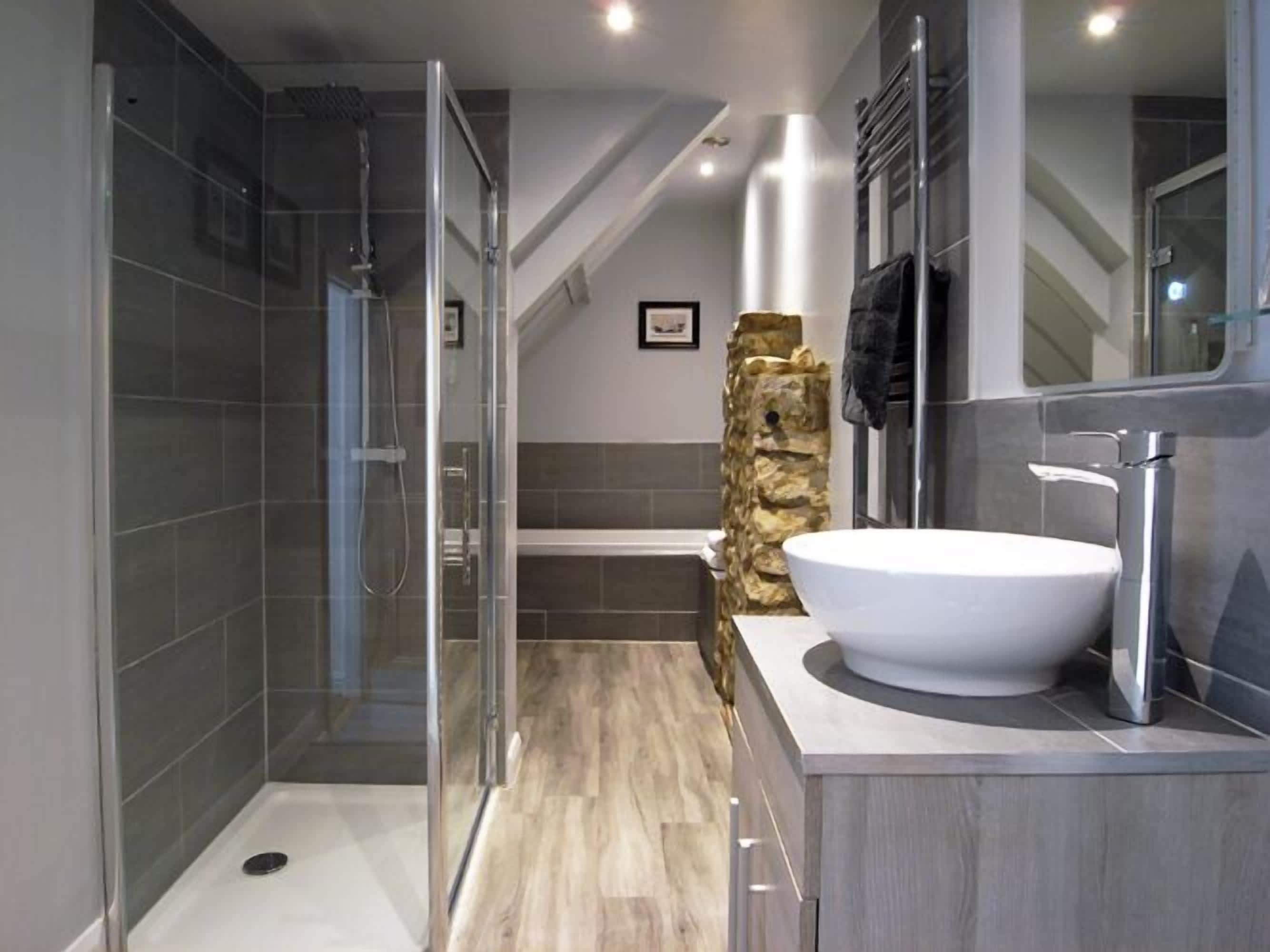 Honeymoon Room | Bathroom | Free toiletries, hair dryer, towels, soap