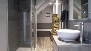 Honeymoon Room | Bathroom | Free toiletries, hair dryer, towels, soap