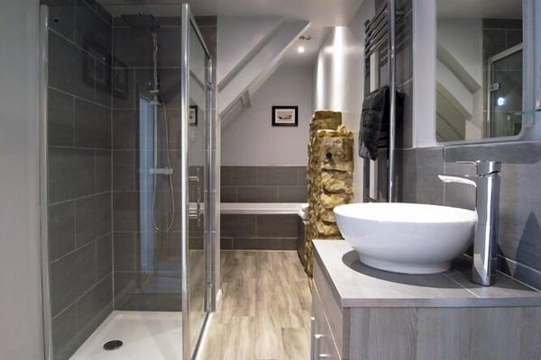 Honeymoon Room | Bathroom | Free toiletries, hair dryer, towels, soap