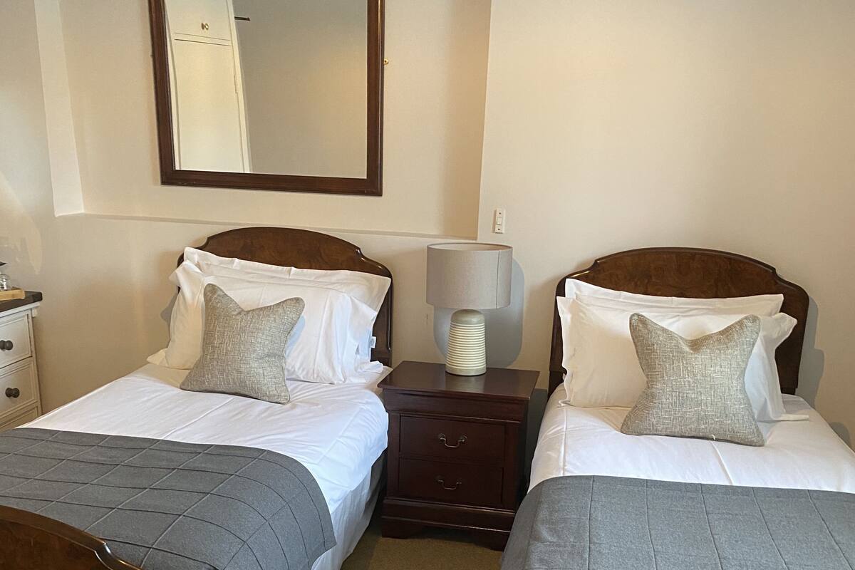Kamar Twin Klasik | Seprai katun Mesir, seprai premium, dan setrika/meja setrika