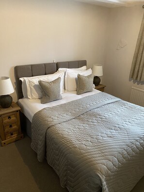 Double or Twin Room | Egyptian cotton sheets, premium bedding, individually decorated - The George Inn (Frome)