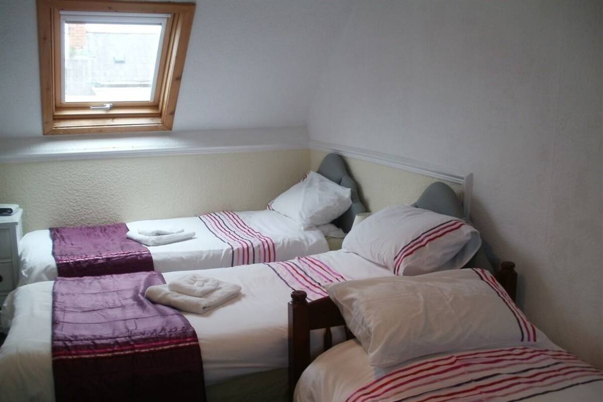Chambre Triple, salle de bains attenante | Bureau, fer et planche à repasser, Wi-Fi gratuit