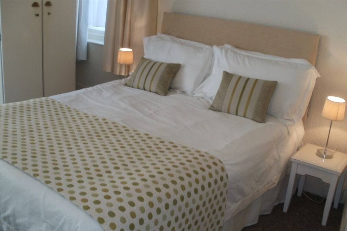 Chambre Double, salle de bains attenante | Bureau, fer et planche à repasser, Wi-Fi gratuit