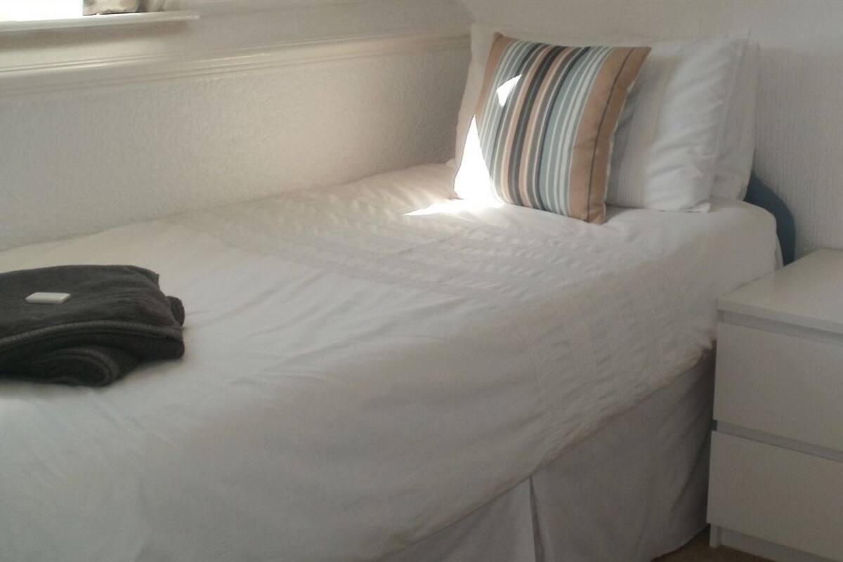 Chambre standard, 1 lit une place, Non-fumeurs. | Bureau, fer et planche à repasser, Wi-Fi gratuit
