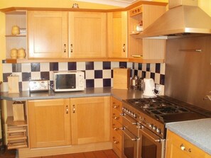 Cottage, Shared Bathroom (Rose) | Private kitchen