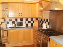 Cottage, Shared Bathroom (Rose) | Private kitchen | Coffee/tea maker