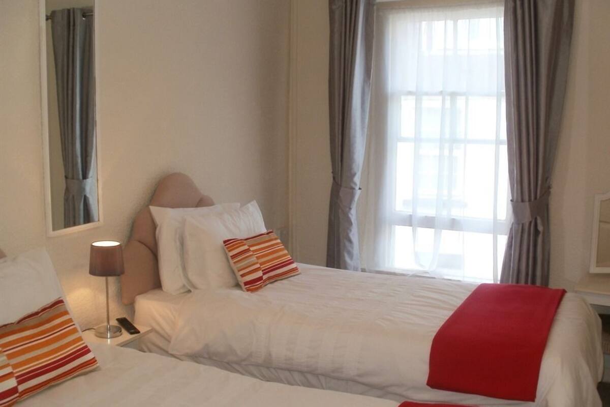Chambre standard, 2 lits jumeaux | Bureau, fer et planche à repasser, Wi-Fi gratuit