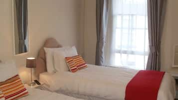 Twin En-suite | Desk, iron/ironing board, free WiFi