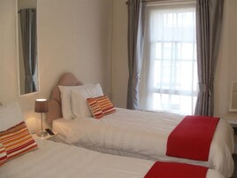 Twin En-suite | Desk, iron/ironing board, free WiFi