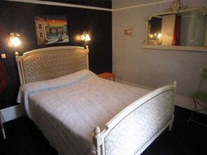 Individually decorated, iron/ironing board, rollaway beds, free WiFi - Hotel de Lille - Louvre (Paris)
