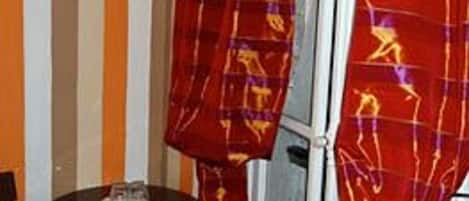 Individueel gedecoreerd, een strijkplank/strijkijzer