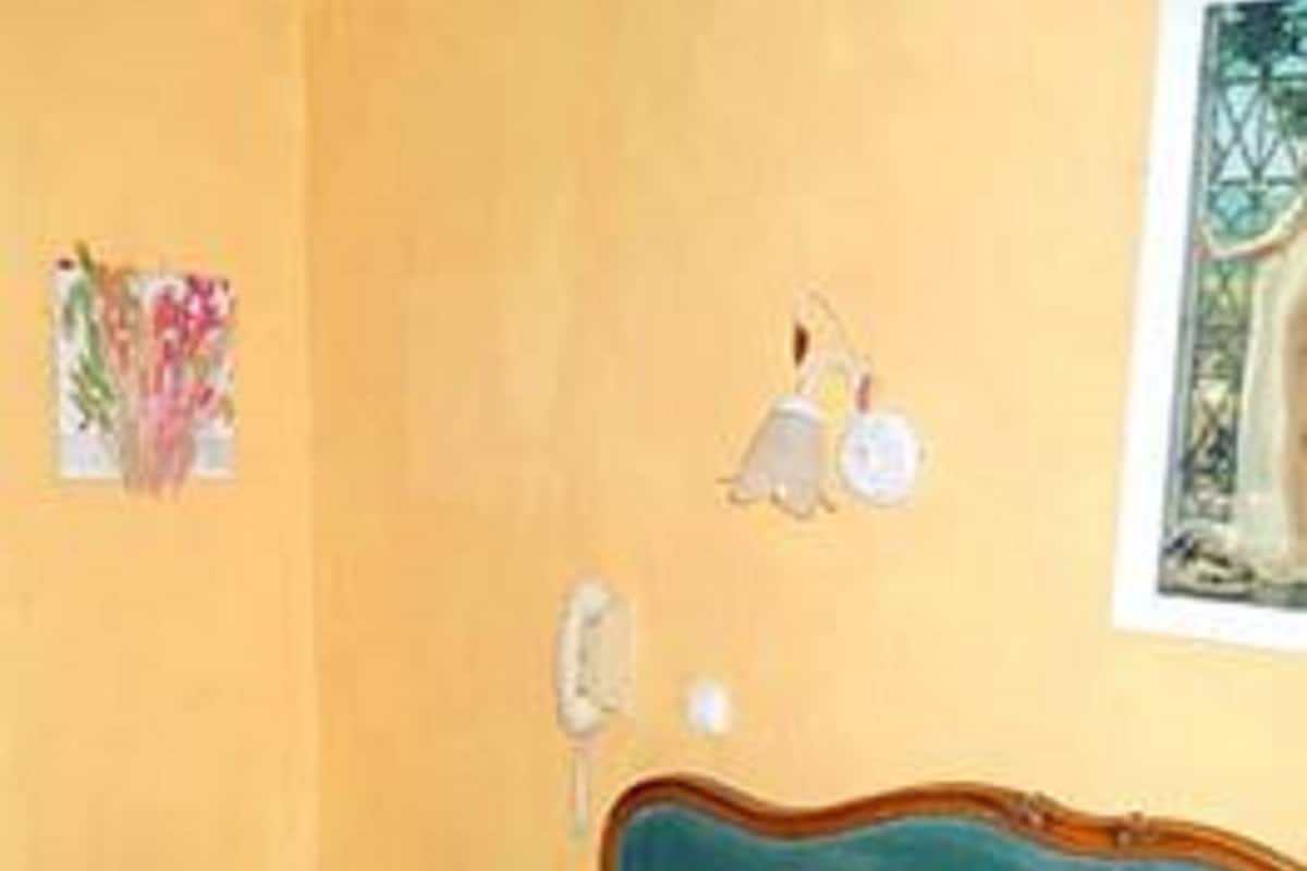 Individually decorated, iron/ironing board, rollaway beds, free WiFi