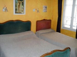 Triple Room | Individually decorated, iron/ironing board, rollaway beds, free WiFi - Hotel de Lille - Louvre (Paris)