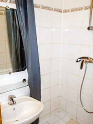 Ducha, artículos de higiene personal gratuitos y toallas