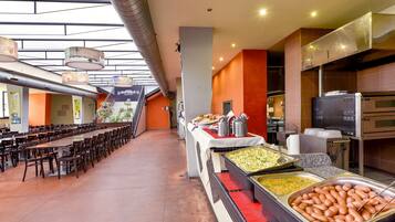 Svédasztalos reggeli mindennap (fejenként CZK 225 áron)