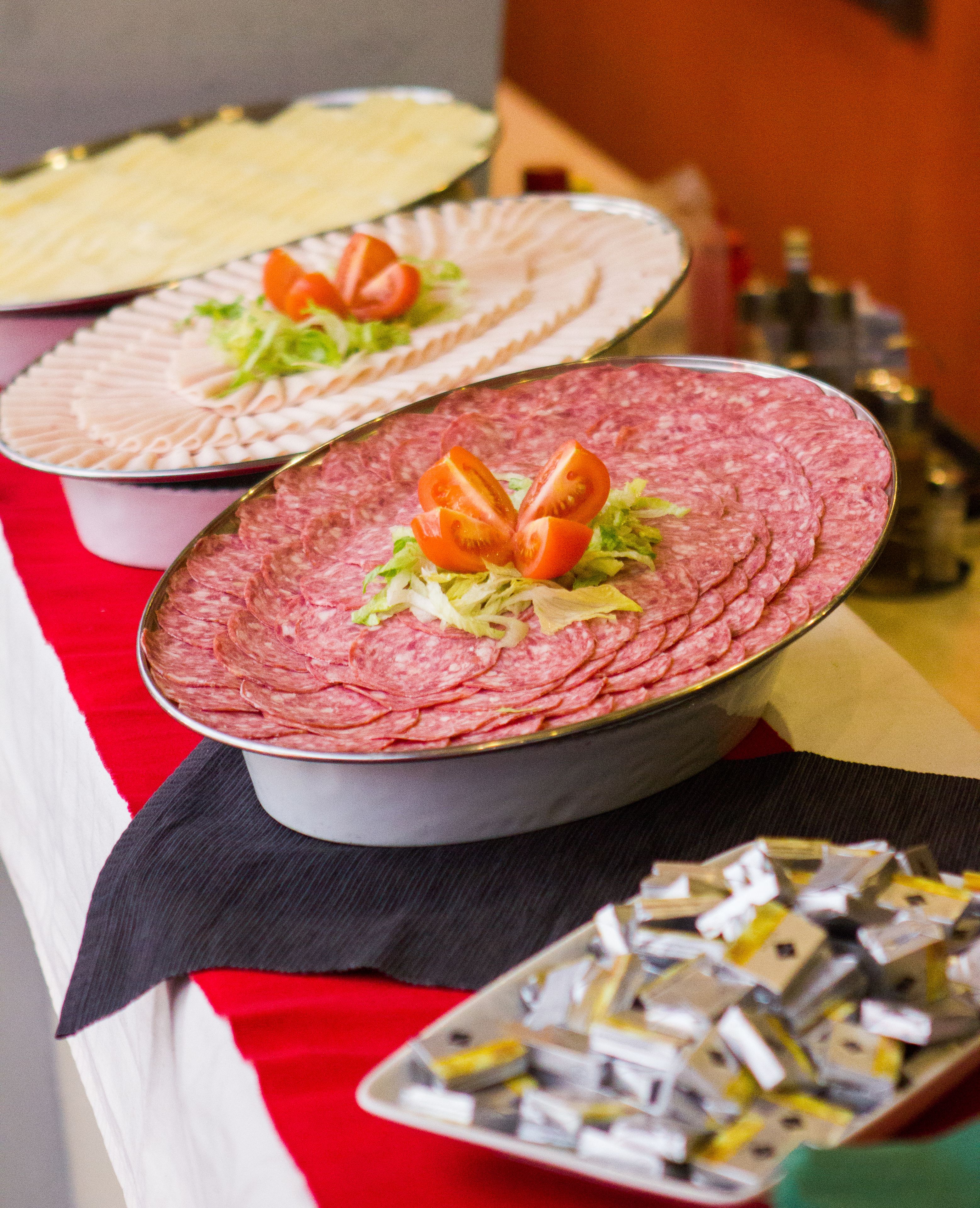 Een buffet met verschillende soorten eten, zoals vleesschotels en groenten.