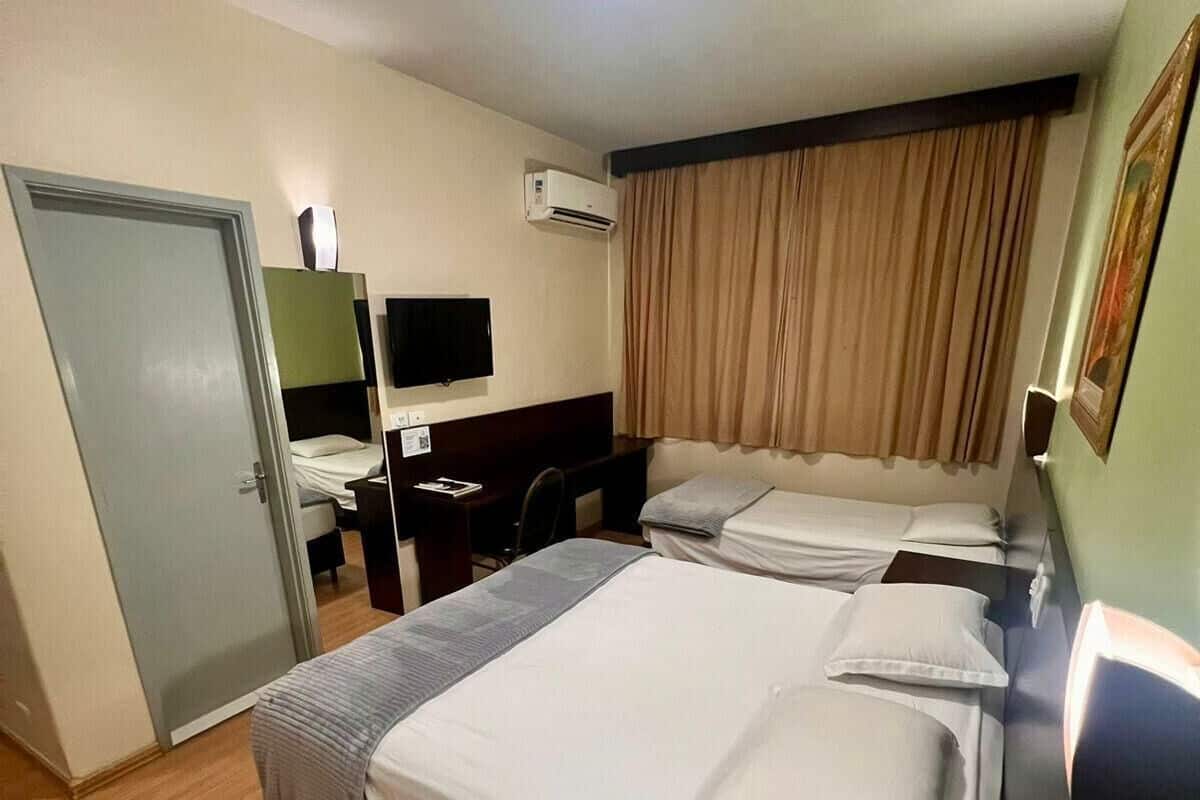 Minibar, caja de seguridad en la habitación y escritorio