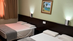 A hotel room with two beds, a painting on the wall, and a nightstand with a lamp. - Dom Pedro I Palace Hotel (Foz do Iguaçu)