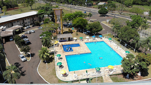A swimming pool with multiple lanes, surrounded by lounge chairs and umbrellas. - Dom Pedro I Palace Hotel (Foz do Iguaçu)
