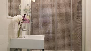 Superior Triple Room | Bathroom | Free toiletries, hair dryer, slippers, bidet