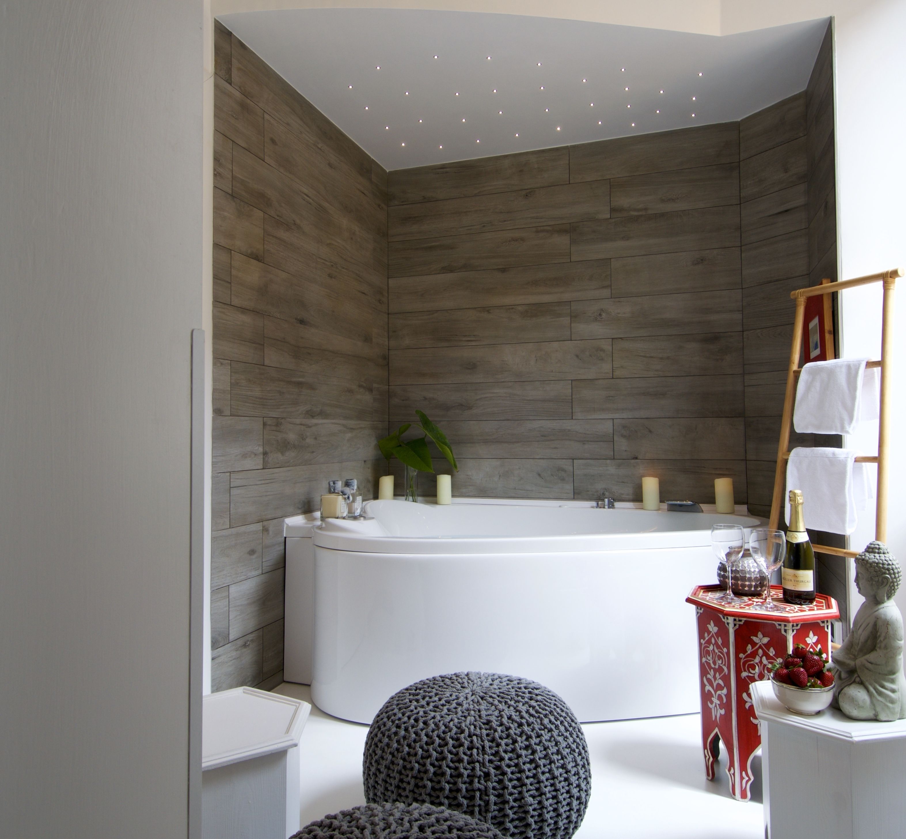 套房, 1 張標準雙人床, 熱水浴缸 | 1 間臥室、免費迷你吧、客房內保險箱、書桌