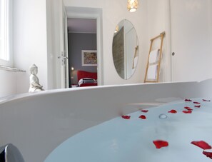 Suite, 1 Double Bed, Hot Tub | Interior detail - Amor B&B (Rome)