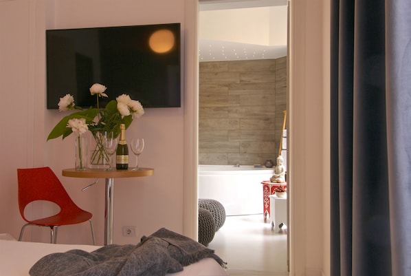 1 bedroom, free minibar, in-room safe, desk