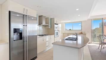 3 Bedroom Deluxe Spa Apartment | Private kitchen | Full-sized fridge, microwave, dishwasher, electric kettle