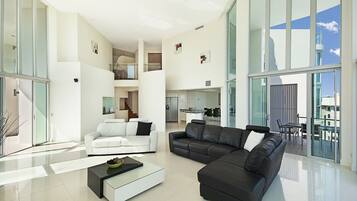 Penthouse, 4 kamar tidur | Area keluarga | TV LED dan pemutar DVD