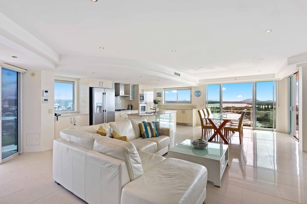 3 Bedroom Deluxe Spa Apartment with Ocean View | Living room