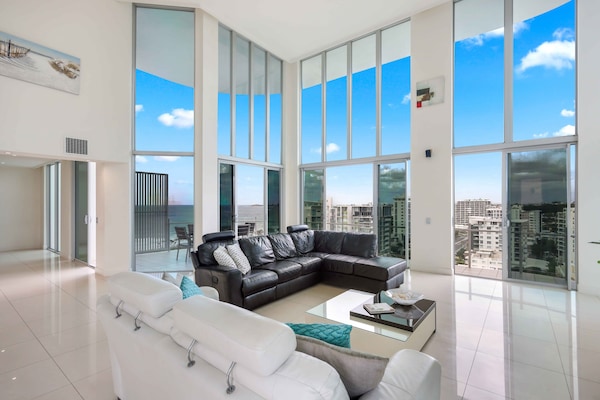 Penthouse, 4 Schlafzimmer | Wohnbereich | LED-Fernseher