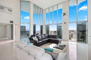 顶层房, 4 间卧室 | 起居区 | LED 电视