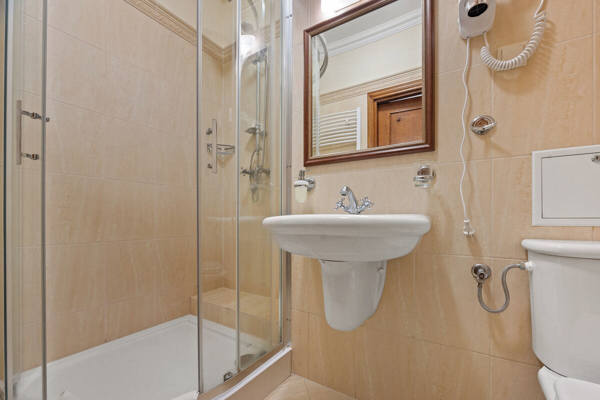 double room | bathroom | shower, free toiletries, hair dryer, towels