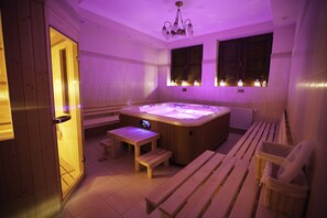Indoor spa tub
