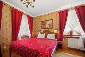 Memory foam-madrasser, värdeförvaringsskåp på rummet och skrivbord