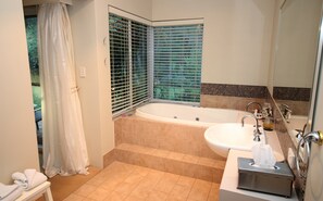 Luxury Room, 1 King Bed, Garden View (Wallcliffe) | Bathroom | Separate bathtub and shower, jetted bath, free toiletries, hair dryer - Margaret River B&B (Margaret River)