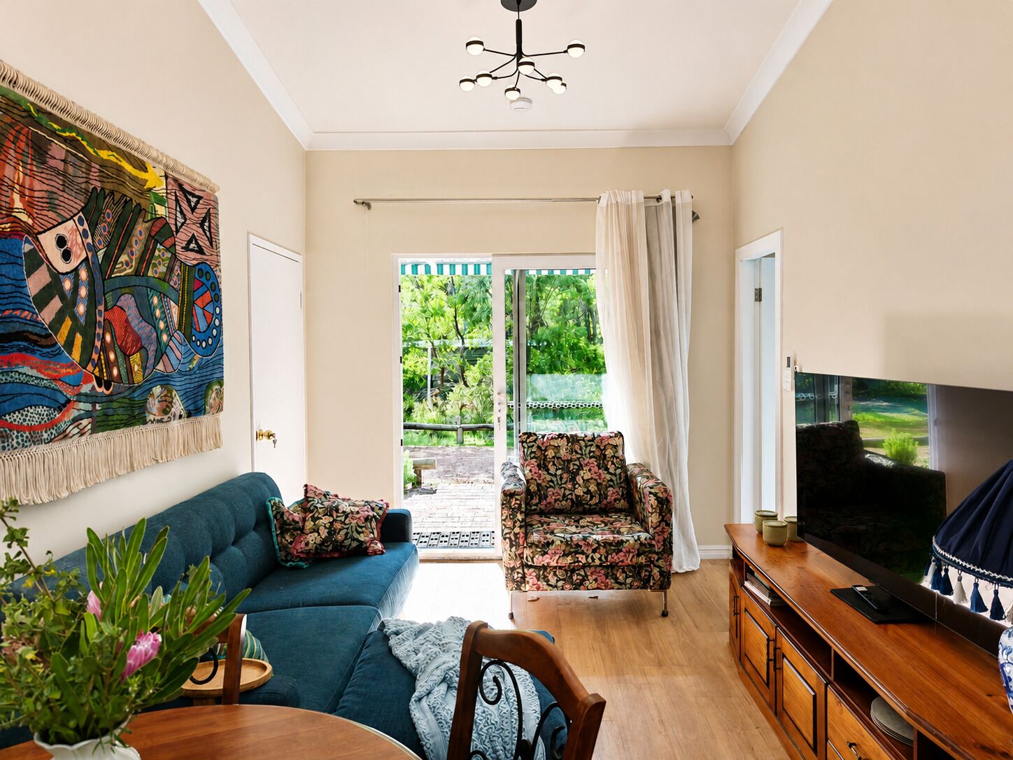 Smart TV, Netflix, books, streaming services